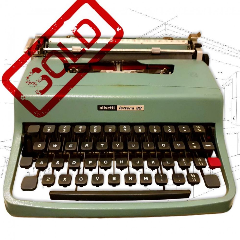 Olivettii Lettera 32 Typewriter .